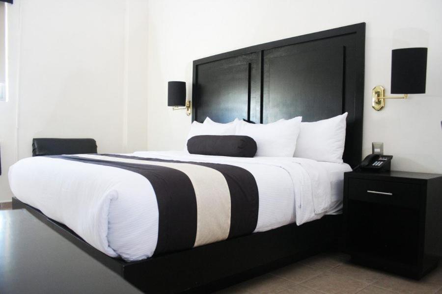 Hotel El Camino Inn & Suites Рейноса Екстериор снимка