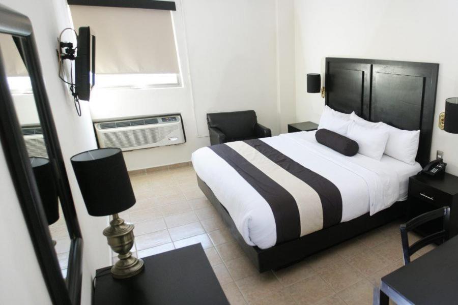 Hotel El Camino Inn & Suites Рейноса Екстериор снимка