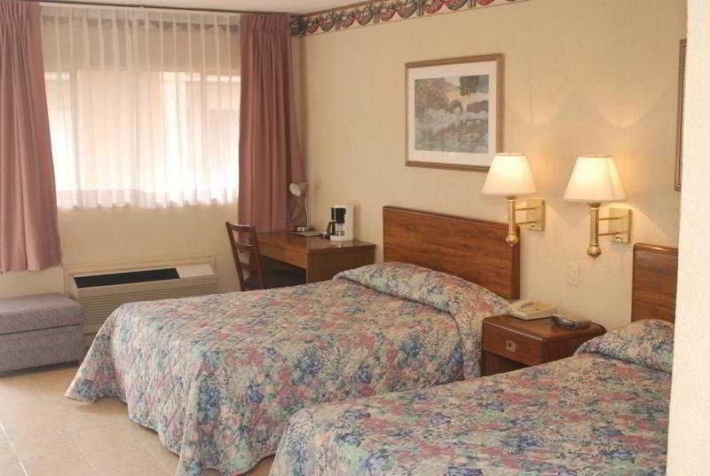 Hotel El Camino Inn & Suites Рейноса Стая снимка