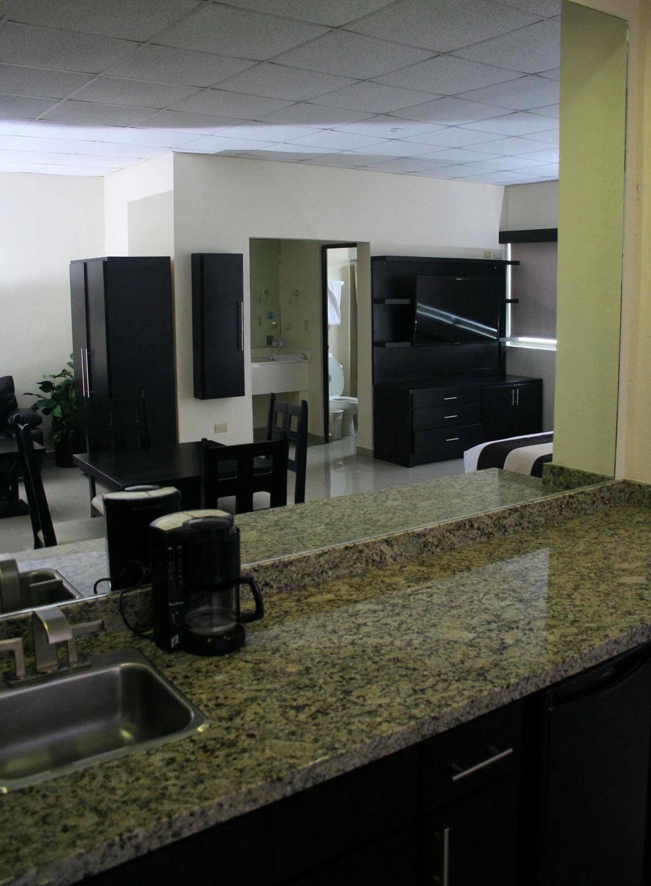 Hotel El Camino Inn & Suites Рейноса Екстериор снимка