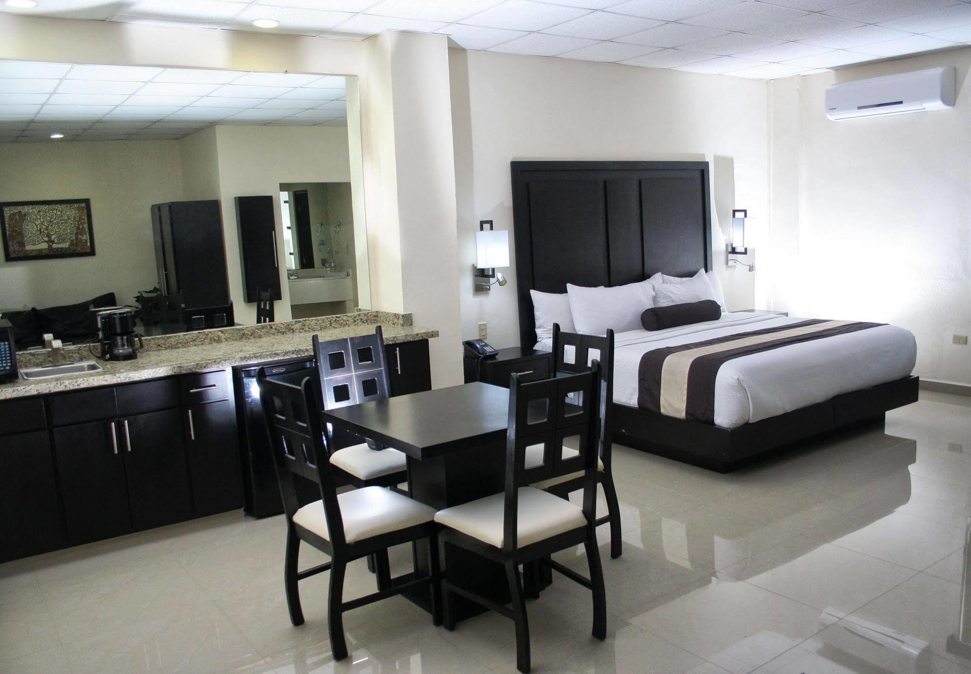 Hotel El Camino Inn & Suites Рейноса Екстериор снимка