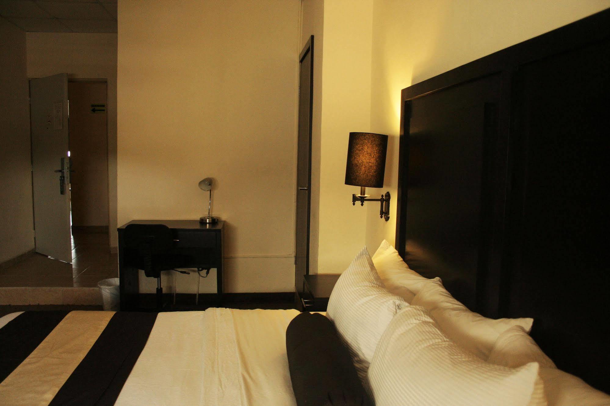 Hotel El Camino Inn & Suites Рейноса Екстериор снимка