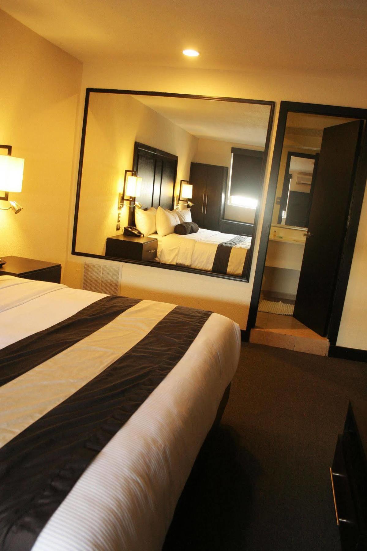 Hotel El Camino Inn & Suites Рейноса Екстериор снимка