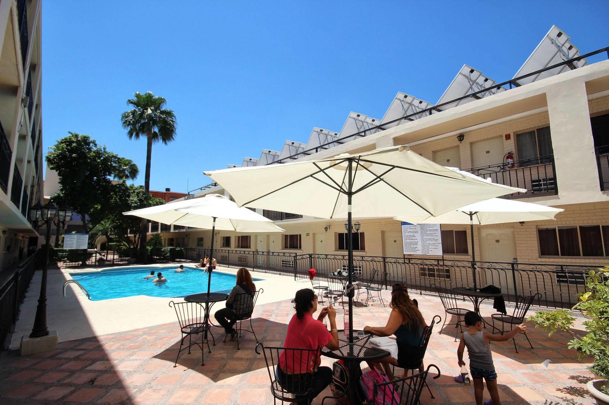 Hotel El Camino Inn & Suites Рейноса Екстериор снимка