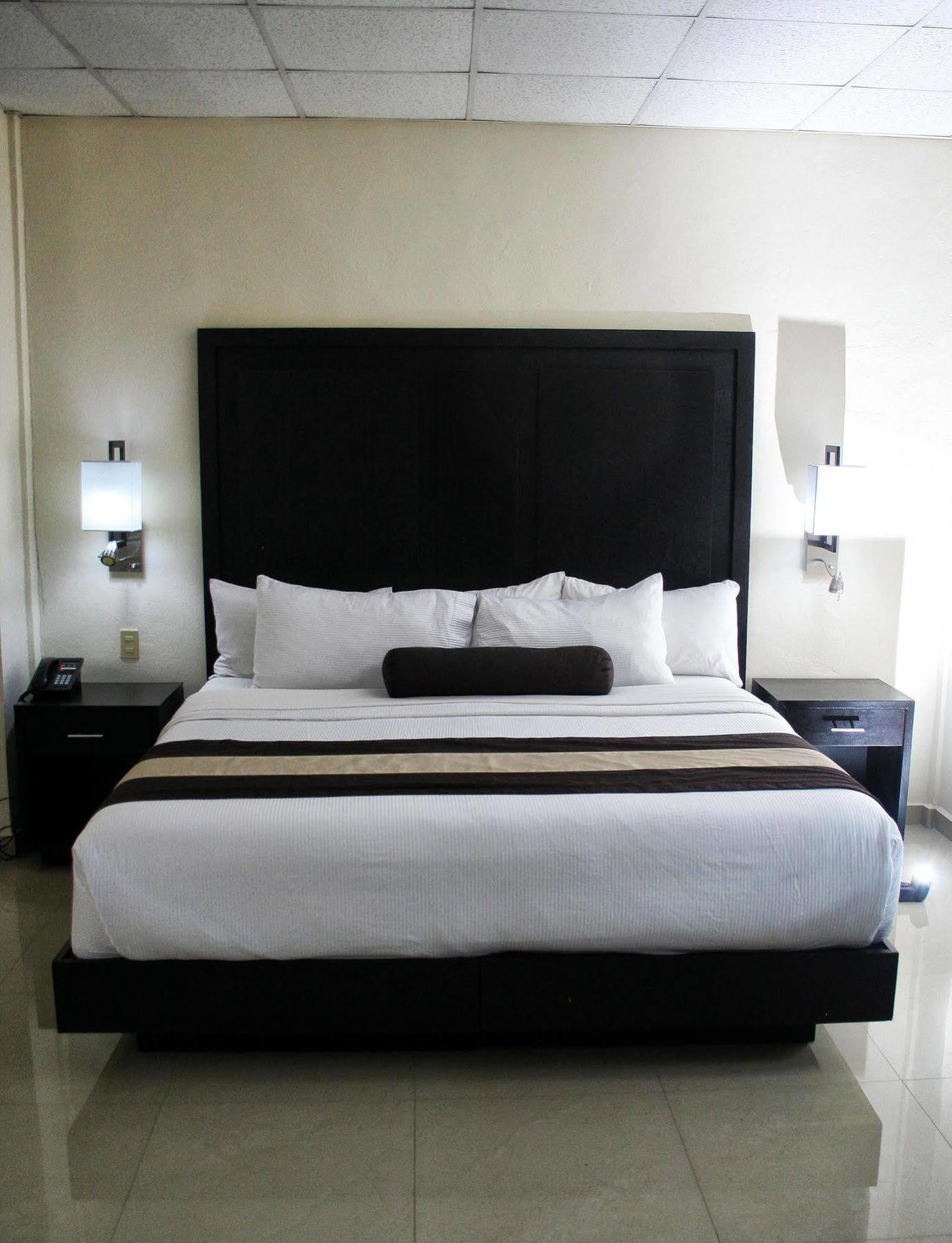 Hotel El Camino Inn & Suites Рейноса Екстериор снимка