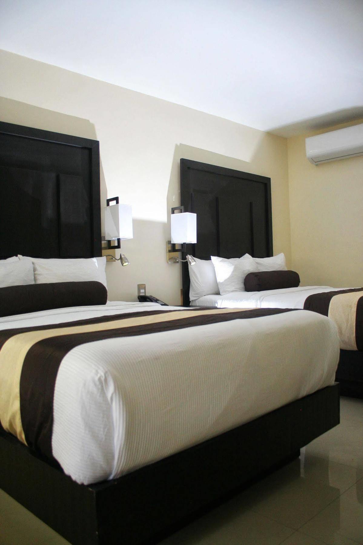 Hotel El Camino Inn & Suites Рейноса Екстериор снимка