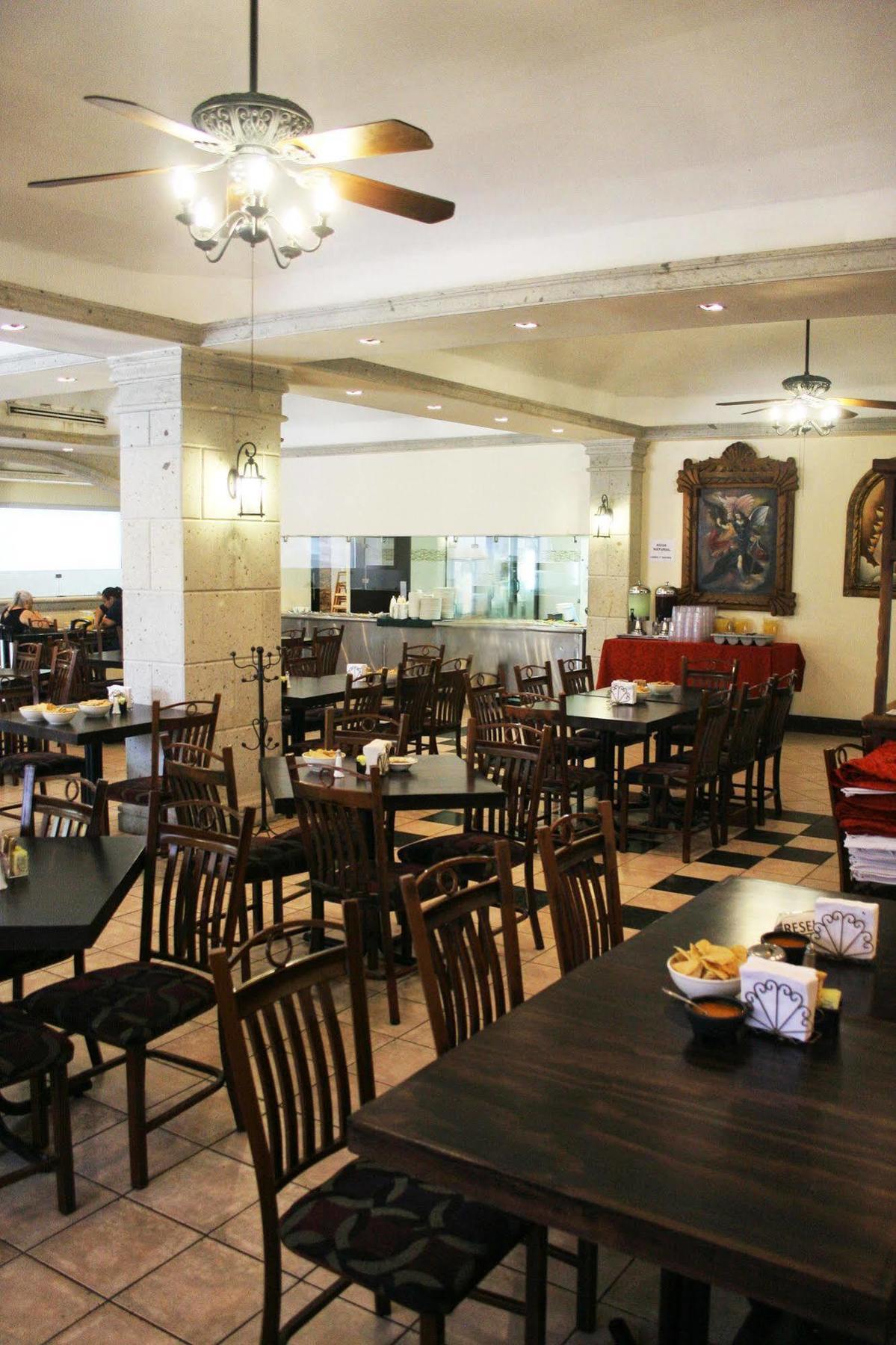 Hotel El Camino Inn & Suites Рейноса Екстериор снимка