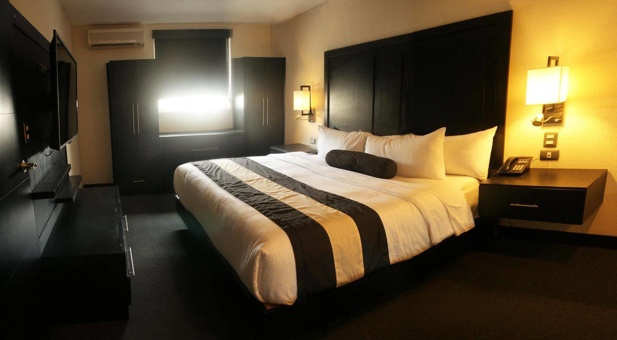 Hotel El Camino Inn & Suites Рейноса Екстериор снимка